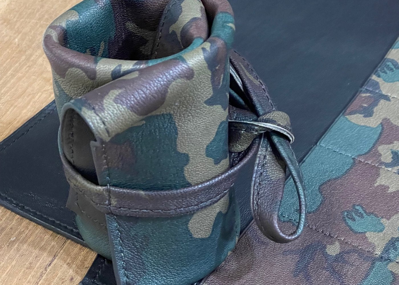 FIVE POUCH WOODLAND CAMO PRINTED LAMBSKIN WATCH ROLL